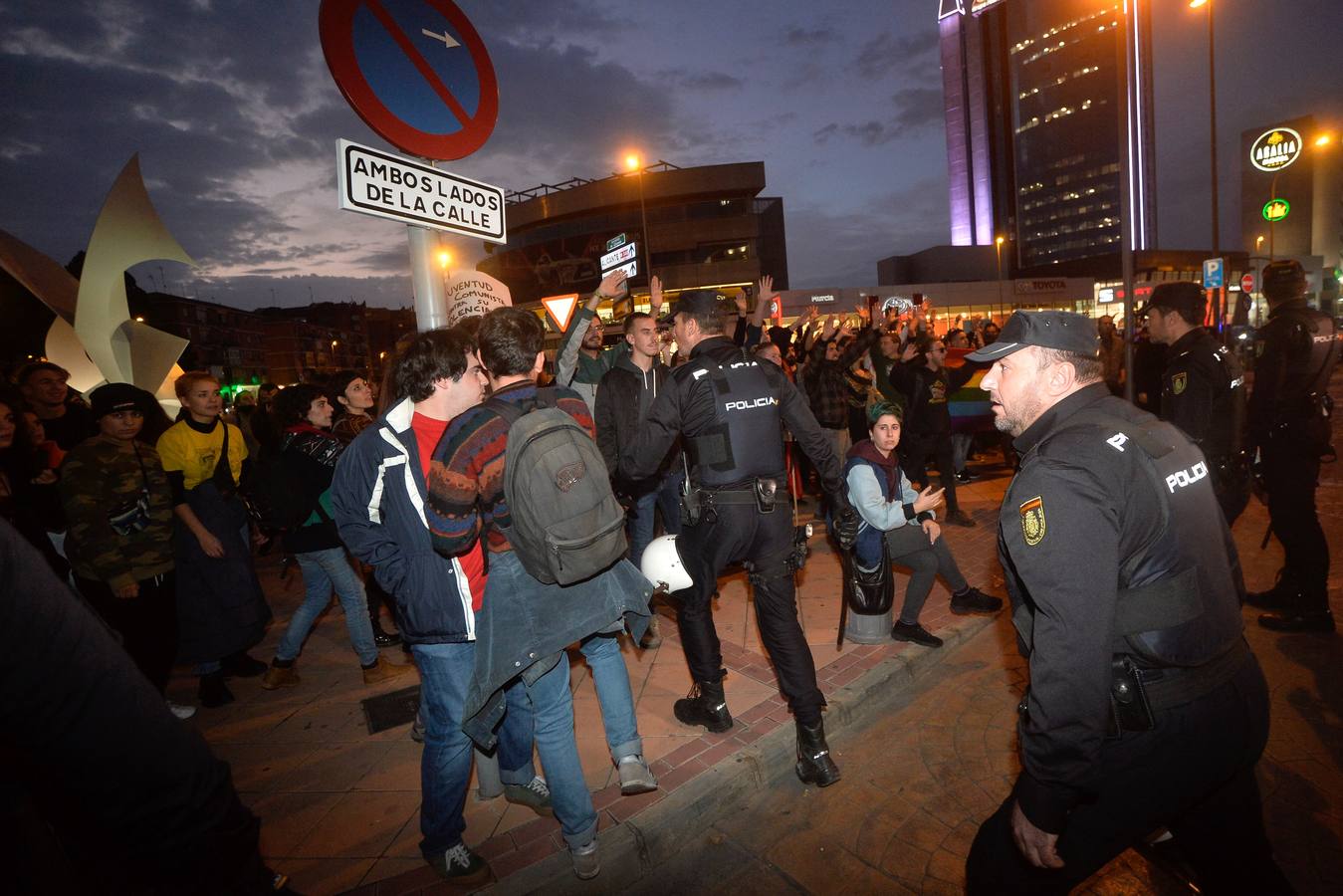 La Policía Nacional detiene a tres jóvenes en las protestas frente al Hotel Nelva por la ponencia 'Marxismo, Feminismo y LGTBI' y el acto de la formación política liderada por Santiago Abascal