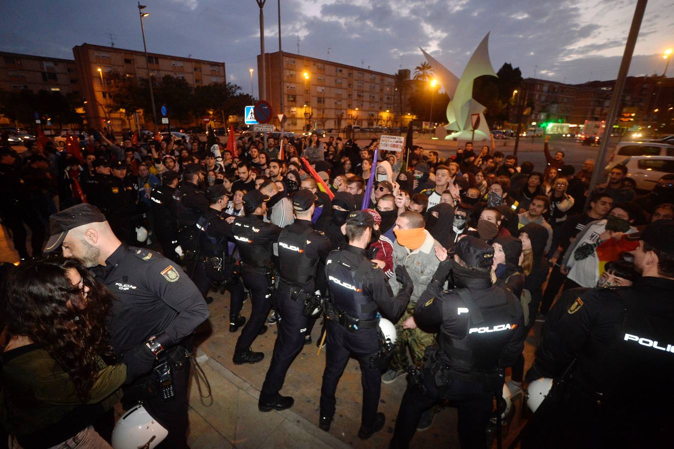 La Policía Nacional detiene a tres jóvenes en las protestas frente al Hotel Nelva por la ponencia 'Marxismo, Feminismo y LGTBI' y el acto de la formación política liderada por Santiago Abascal