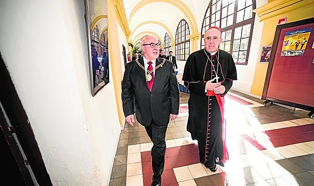 El presidente de la UCAM, José Luis Mendoza, con el arzobispo de Madrid, Carlos Osoro, en el templo de Los Jerónimos. 