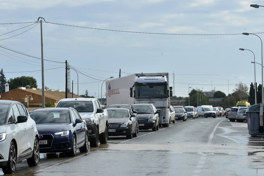 El tráfico ha sido reabierto en la autovía del Mar Menor sentido Murcia y ya solo cinco vías presentan problemas. El 112 recibe un centenar de llamadas y el fuerte viento causa múltiples daños en la zona de San Javier