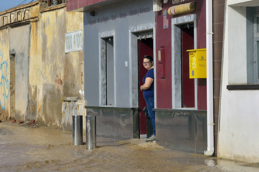 El tráfico ha sido reabierto en la autovía del Mar Menor sentido Murcia y ya solo cinco vías presentan problemas. El 112 recibe un centenar de llamadas y el fuerte viento causa múltiples daños en la zona de San Javier