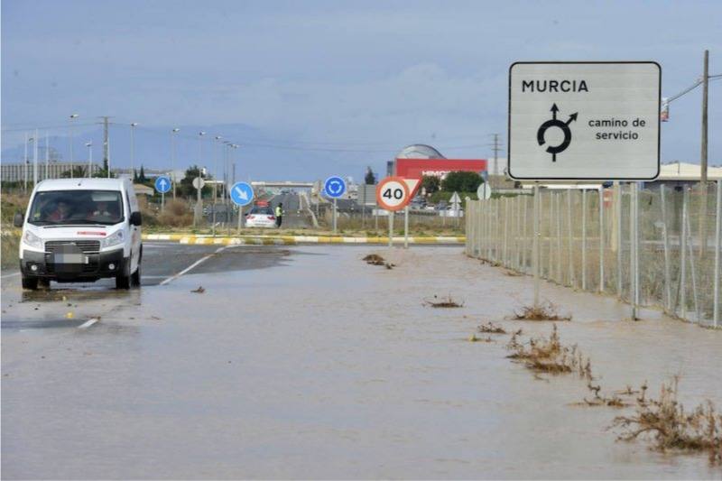 El tráfico ha sido reabierto en la autovía del Mar Menor sentido Murcia y ya solo cinco vías presentan problemas. El 112 recibe un centenar de llamadas y el fuerte viento causa múltiples daños en la zona de San Javier