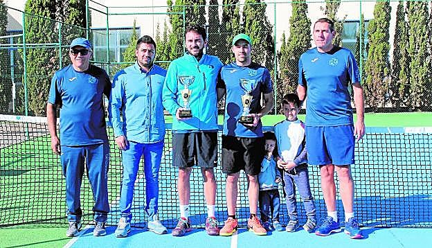 Francisco Periago y Germán Reinaldos, con los trofeos de campeón y subcampeón del torneo de tenis de Puerto Lumbreras. 