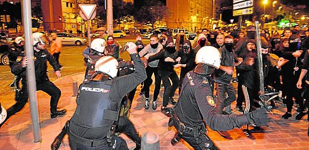 Agentes de la Policía Nacional desplegados en el Hotel Nelva cargan contra los jóvenes que se manifestaban en la puerta. agm