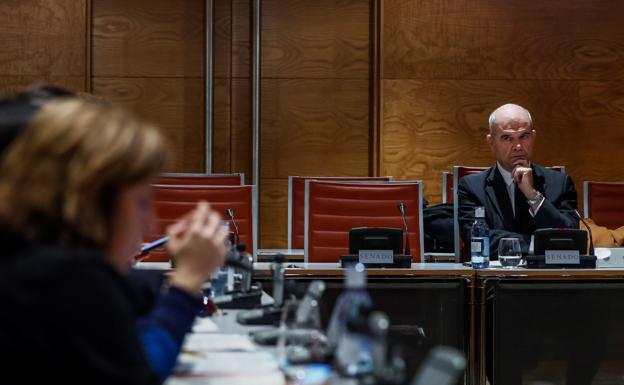 El expresidente andaluz Manue Chaves, con semblante serio en el Senado. 