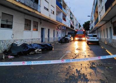 Imagen secundaria 1 - Desperfectos ocasionados en San Javier: 1. Árbol arrancado. 2. Tela asfática desprendida. 3. Coche dañado por una farola derribada.