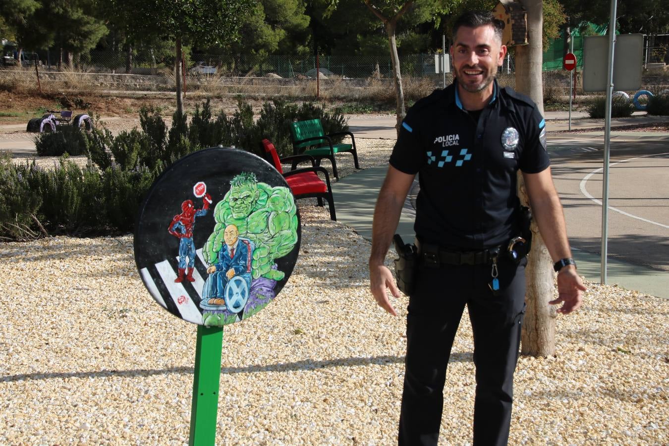 Un policía local de Jumilla logra patrocinadores para financiar el videoclip de un rapero para una campaña de tráfico con 2.600 escolares