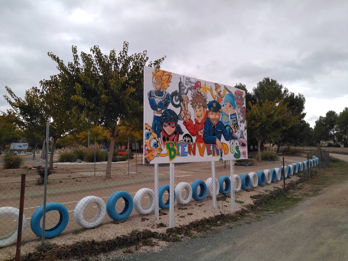 Un policía local de Jumilla logra patrocinadores para financiar el videoclip de un rapero para una campaña de tráfico con 2.600 escolares