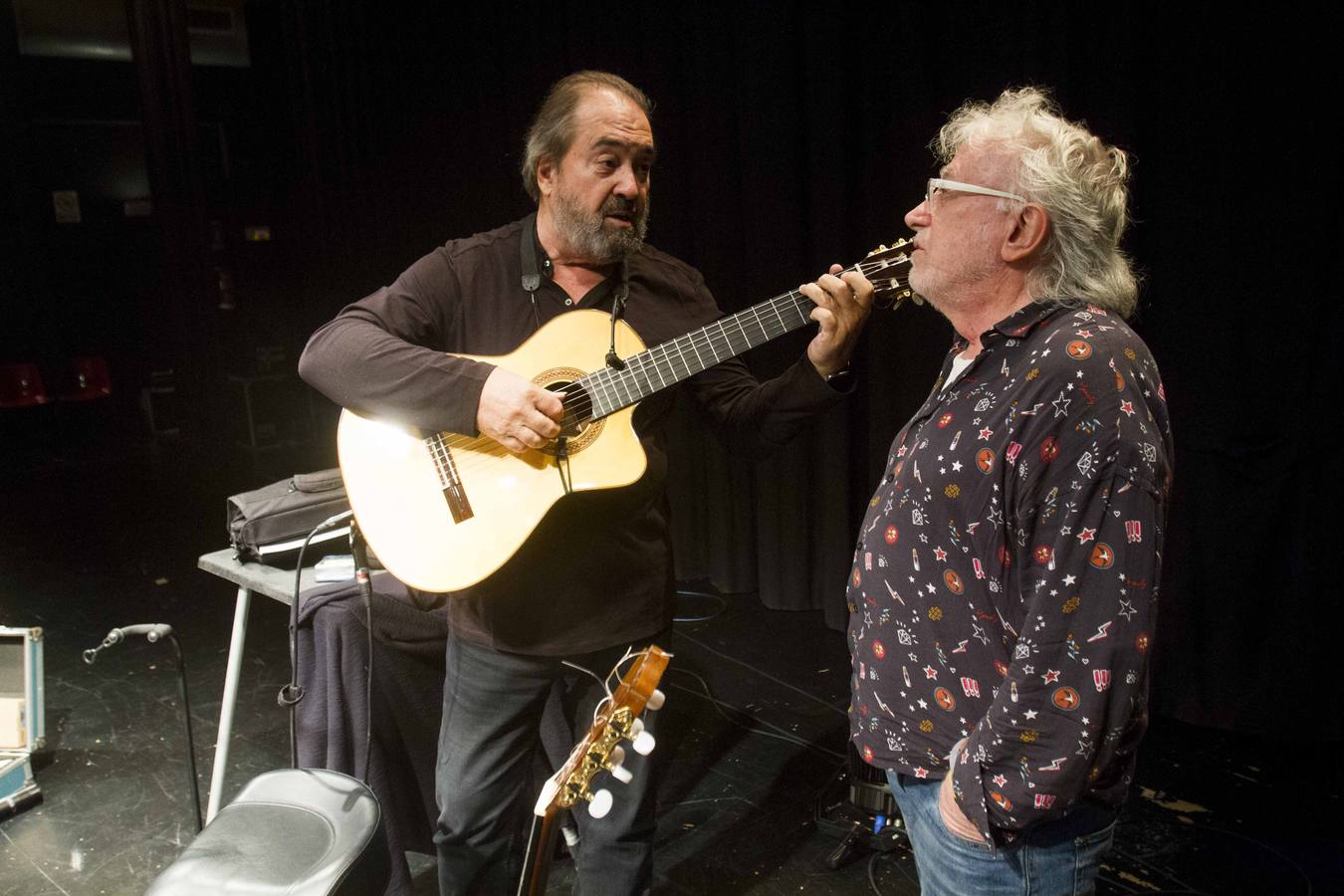 El poeta publica junto con Luis García Gil un libro que repasa la biografía del cantante, que dio un recital ayer en Cartagena