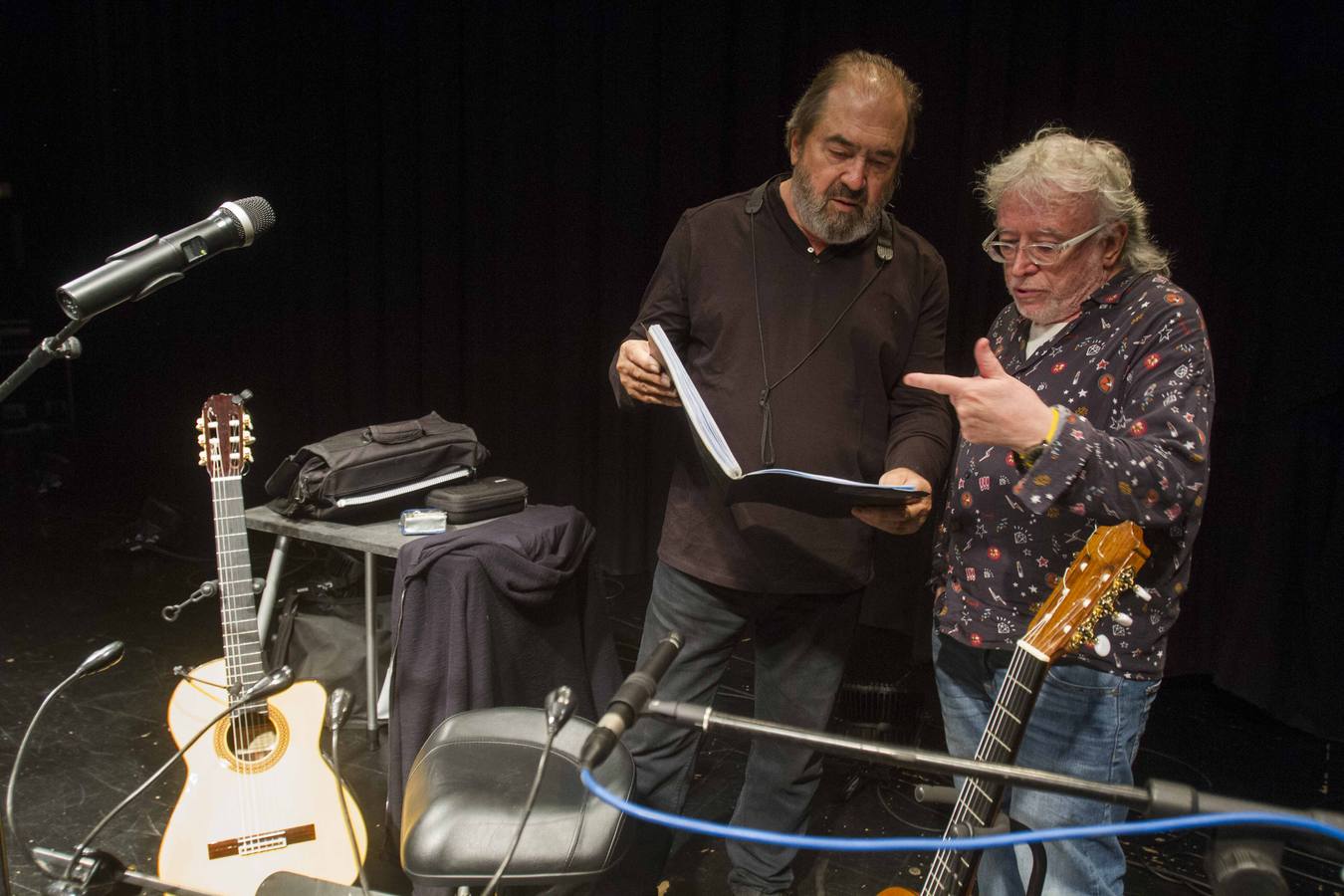 El poeta publica junto con Luis García Gil un libro que repasa la biografía del cantante, que dio un recital ayer en Cartagena