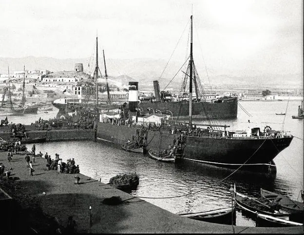 Carga de mineral de hierro en el puerto de Águilas, 1903. 