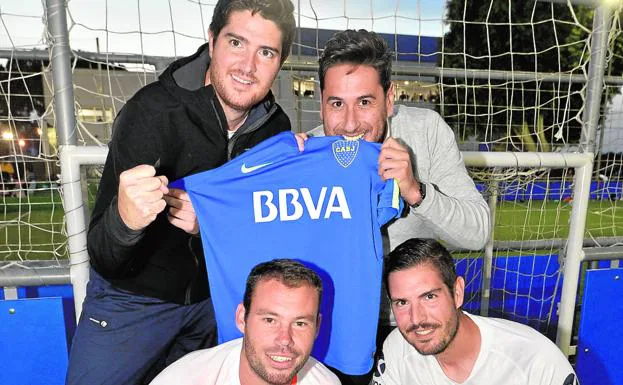 Arriba, Jaime Saura e Iván Maldonado; agachados, Adrián Menchón y Javi Saura, todos aficionados del Boca Juniors afincados en Murcia. 