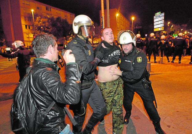 Uno de los condenados, en el momento de su detención en la noche del miércoles. 