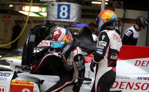 Fernando Alonso se dispone a relevar a su compañero de equipo, el suizo Sebástien Buemi, a los mandos de su monoplaza en el circuito de Shanghái.