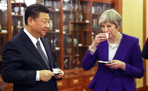 Xi Jinping y Theresa May toman café.
