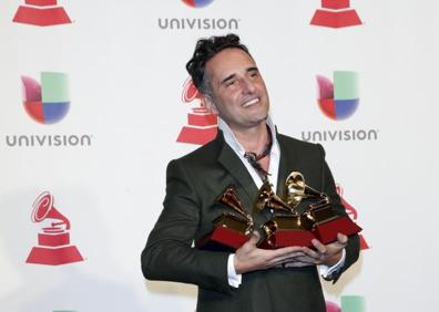 Imagen secundaria 1 - Arriba, Pablo Alborán. Abajo, Jorge Drexler con sus premios y J. Balvin durante su actuación. 