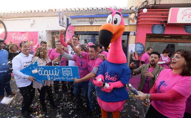 La administracion de loteria El Perolo reparte el gordo y varios premios en la loteria de navidad de San Pedro del Pinatar en 2017