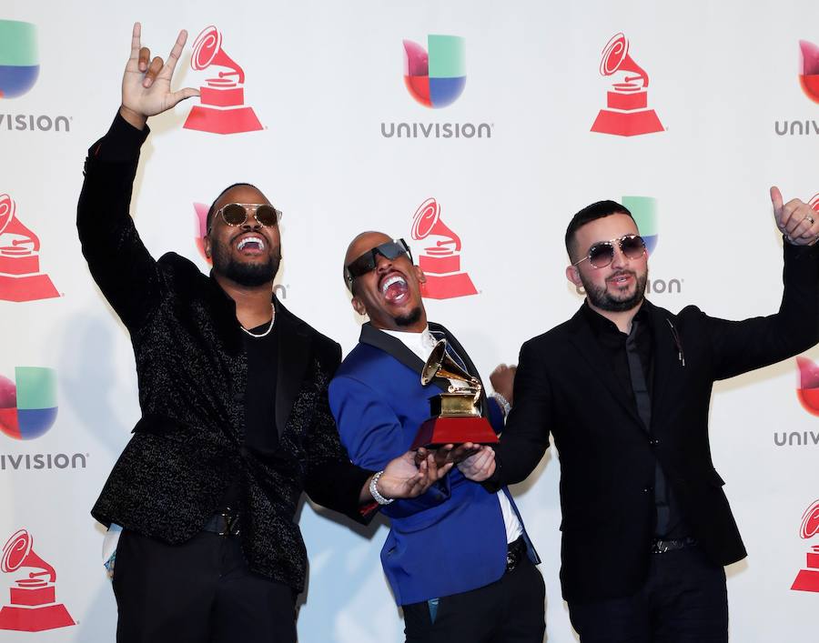 Urbani Mota Cedeno (i), Luis Jorge Romero (c) y Juan Rivera posan con el premio a la Mejor Canción Urbana.