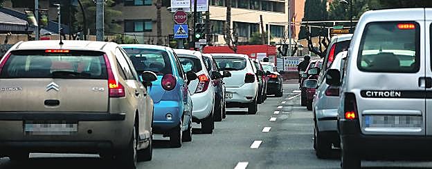 Un atasco de tráfico, ayer a mediodía en el centro de Murcia. La circulación se complicó con la lluvia. 