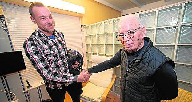 El policía local José Ángel Elena, ayer, estrechando la mano de Esteban Menchón. 