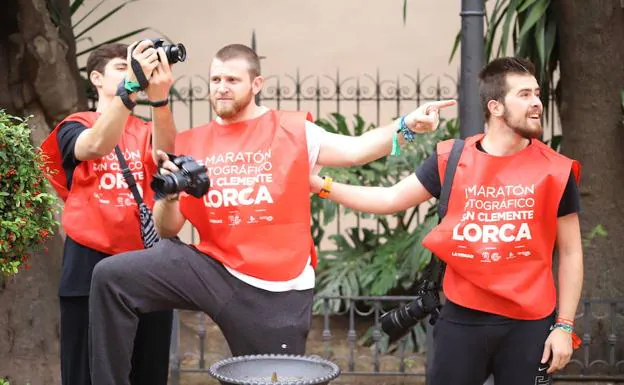 Tres participantes en el Maratón Fotográfico de Lorca. 