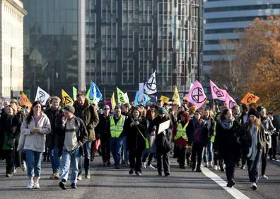 Imagen secundaria 1 - Miles de personas protestan en Londres durante el «día de la rebelión» contra el cambio climático