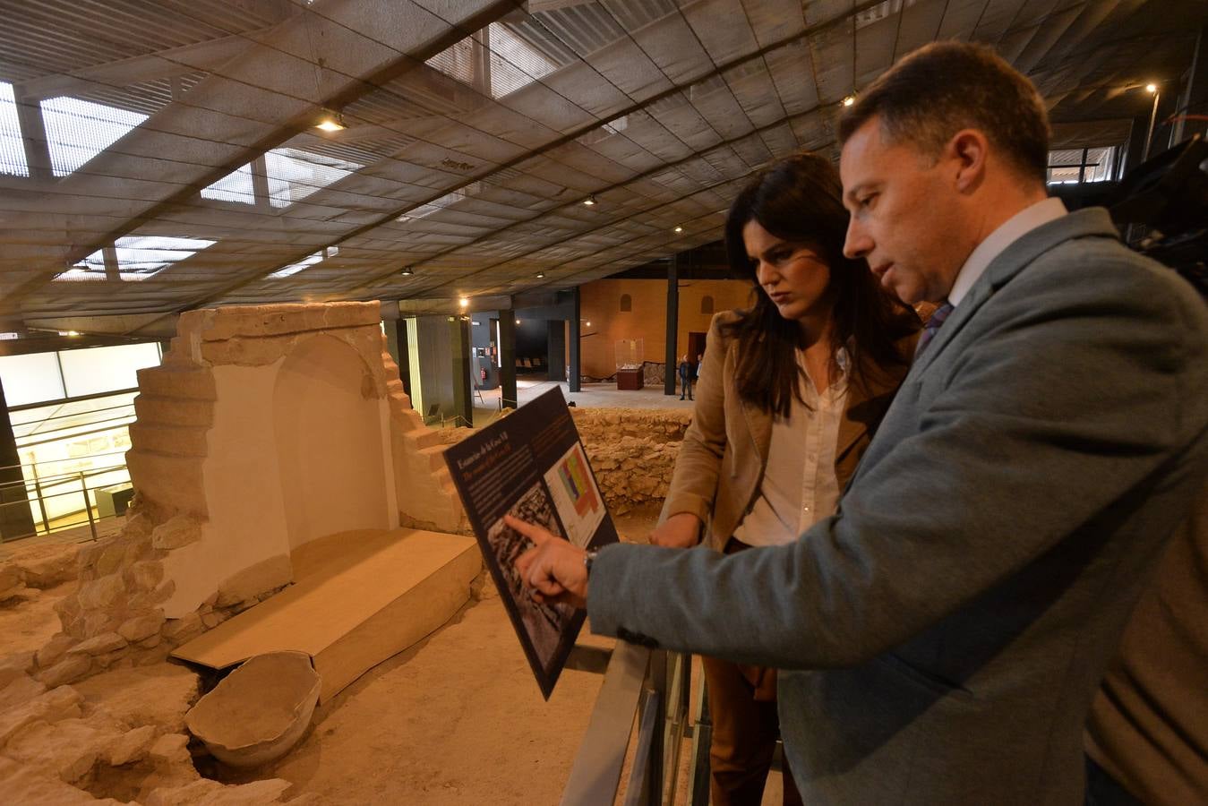 Miriam Guardiola y Fulgencio Gil Jódar recorrieron la pasarela de cristal que sobrevuela los restos y que permite su contemplación.