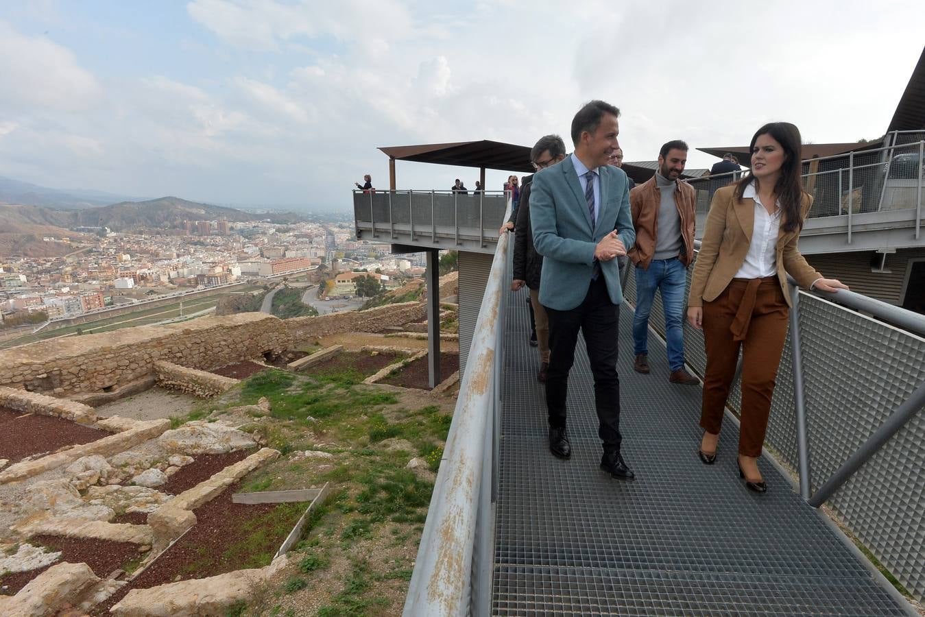 Miriam Guardiola y Fulgencio Gil Jódar recorrieron la pasarela de cristal que sobrevuela los restos y que permite su contemplación.