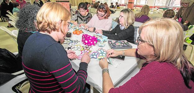 Varias mujeres, ayer en el local social de Canteras. agm