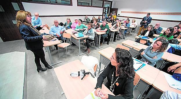 Pacientes y familiares de epilépticos, ayer, en la UCAM. 