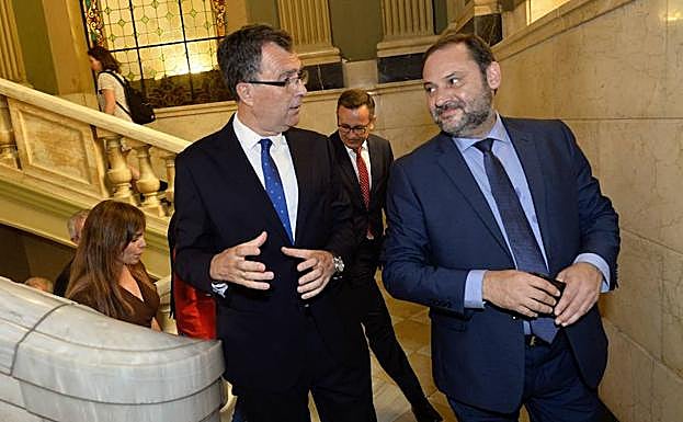 Ballesta y Ábalos, durante una visita de este último al Ayuntamiento de Murcia.