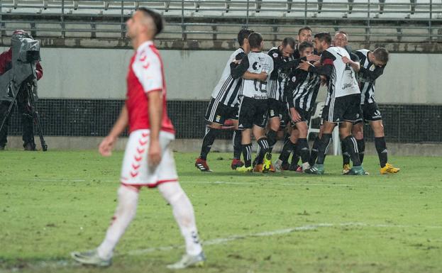 Los jugadores del Efesé celebran el gol de la victoria de Santi Jara.