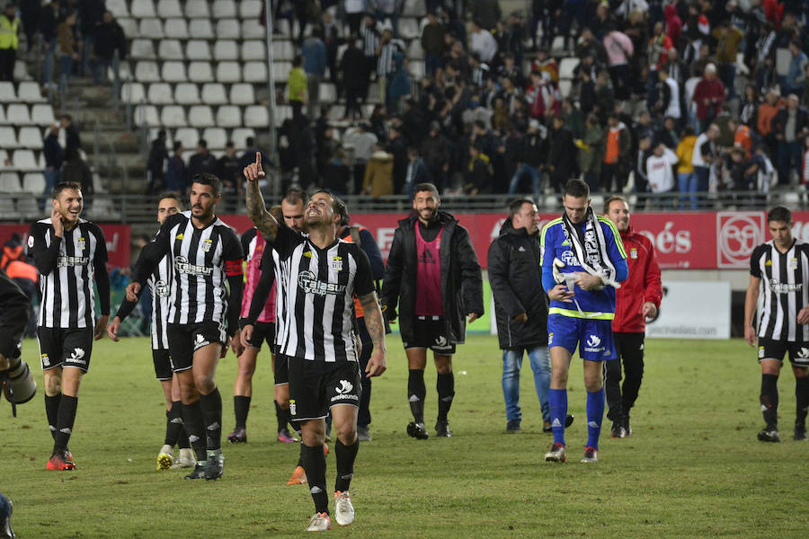 El FC Cartagena se lleva el partido de la Región gracias a dos goles de Fito Miranda y Santi Jara en menos de cinco minutos después de que el Real Murcia se adelantara con un gol de Dani Aquino (12') de penalti.