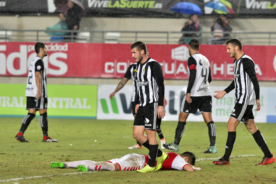 El FC Cartagena se lleva el partido de la Región gracias a dos goles de Fito Miranda y Santi Jara en menos de cinco minutos después de que el Real Murcia se adelantara con un gol de Dani Aquino (12') de penalti.