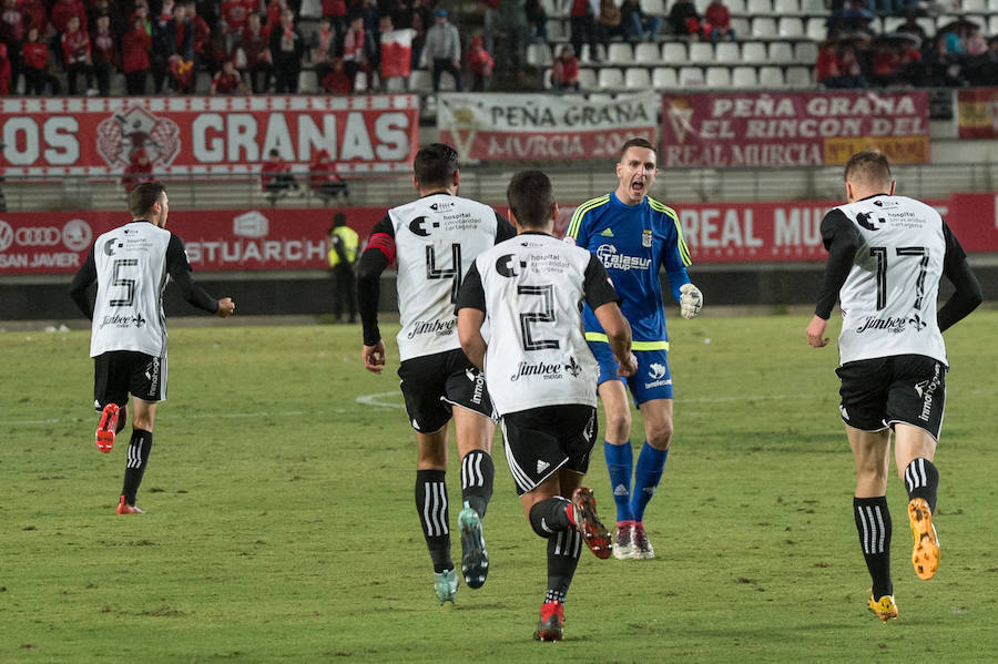 El FC Cartagena se lleva el partido de la Región gracias a dos goles de Fito Miranda y Santi Jara en menos de cinco minutos después de que el Real Murcia se adelantara con un gol de Dani Aquino (12') de penalti.