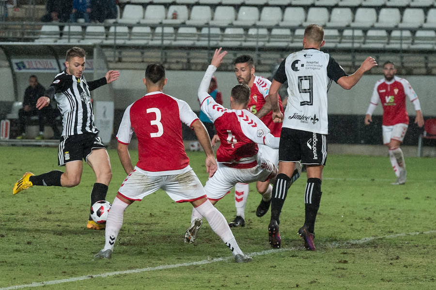 El FC Cartagena se lleva el partido de la Región gracias a dos goles de Fito Miranda y Santi Jara en menos de cinco minutos después de que el Real Murcia se adelantara con un gol de Dani Aquino (12') de penalti.