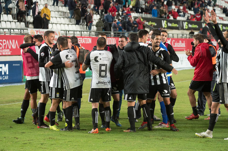 El FC Cartagena se lleva el partido de la Región gracias a dos goles de Fito Miranda y Santi Jara en menos de cinco minutos después de que el Real Murcia se adelantara con un gol de Dani Aquino (12') de penalti.