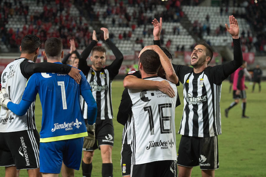 El FC Cartagena se lleva el partido de la Región gracias a dos goles de Fito Miranda y Santi Jara en menos de cinco minutos después de que el Real Murcia se adelantara con un gol de Dani Aquino (12') de penalti.