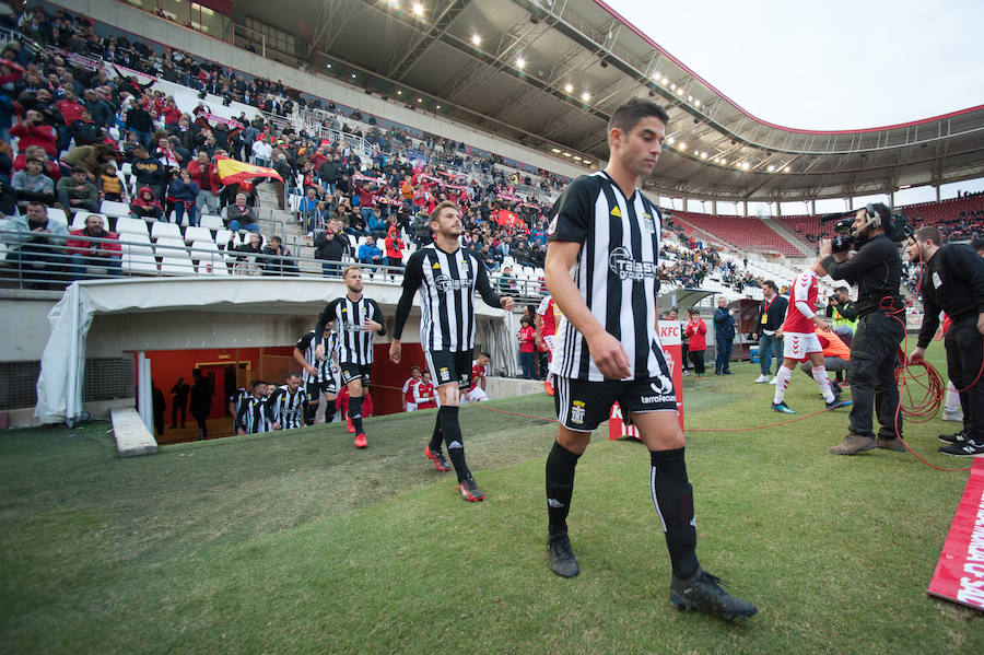 El FC Cartagena se lleva el partido de la Región gracias a dos goles de Fito Miranda y Santi Jara en menos de cinco minutos después de que el Real Murcia se adelantara con un gol de Dani Aquino (12') de penalti.