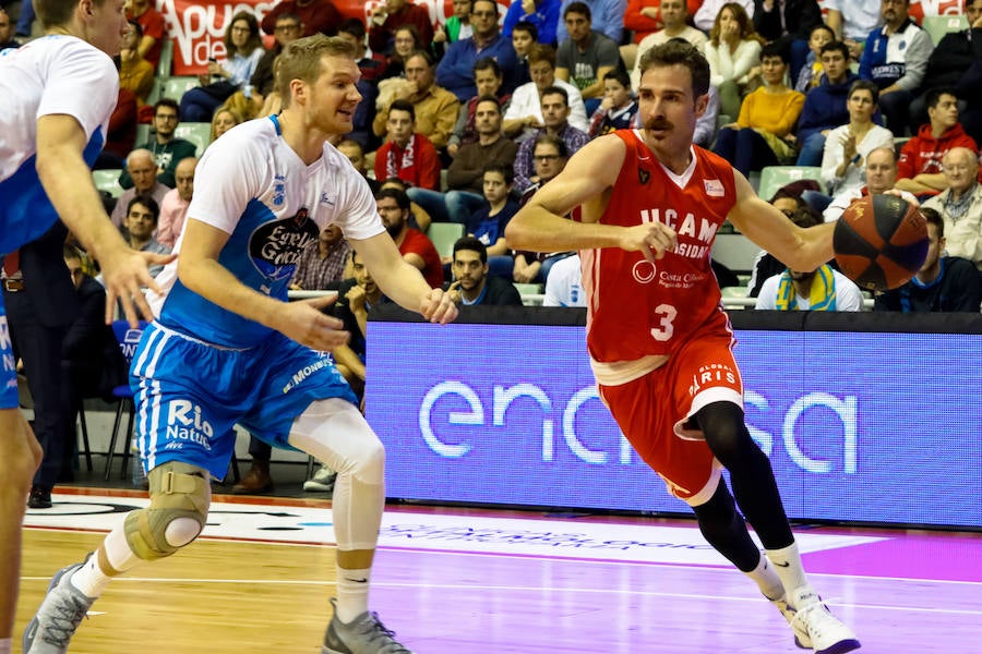 Los universitarios consiguen la tercera victoria de la temporada sobre el Monbus Obradoiro.