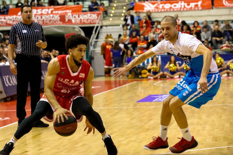 Los universitarios consiguen la tercera victoria de la temporada sobre el Monbus Obradoiro.