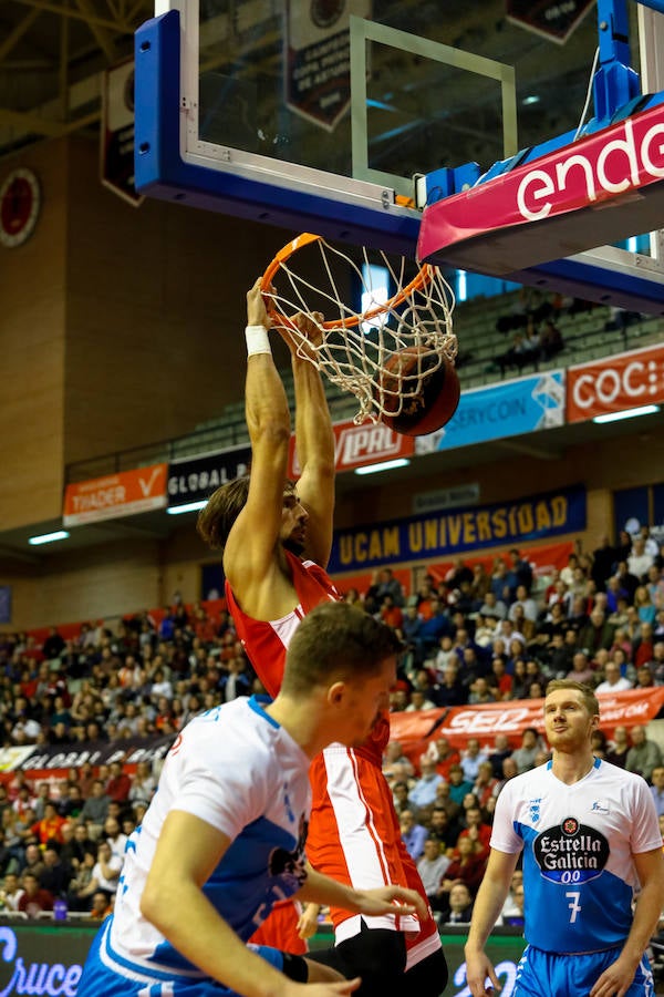 Los universitarios consiguen la tercera victoria de la temporada sobre el Monbus Obradoiro.