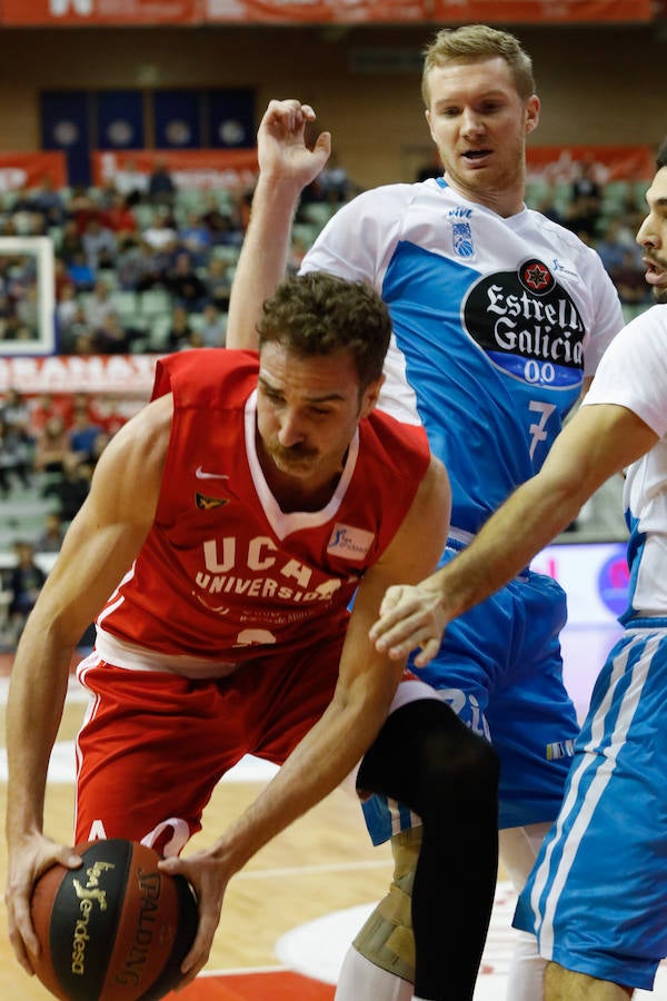 Los universitarios consiguen la tercera victoria de la temporada sobre el Monbus Obradoiro.