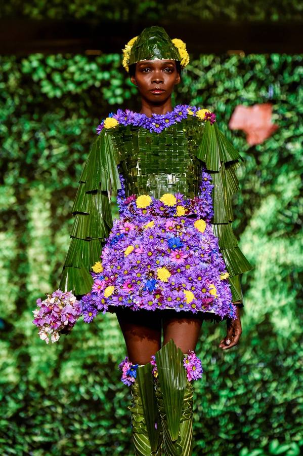 Varias modelos desfilan con diseños hechos con elementos de la naturaleza vegetal durante el Biofashion 2018, en Cali (Colombia). El Biofashion busca resaltar desde lo ecológico toda la belleza de la naturaleza, trasladando a la pasarela, follajes, hojas y elementos naturales que renacen en espectaculares diseños de moda. 