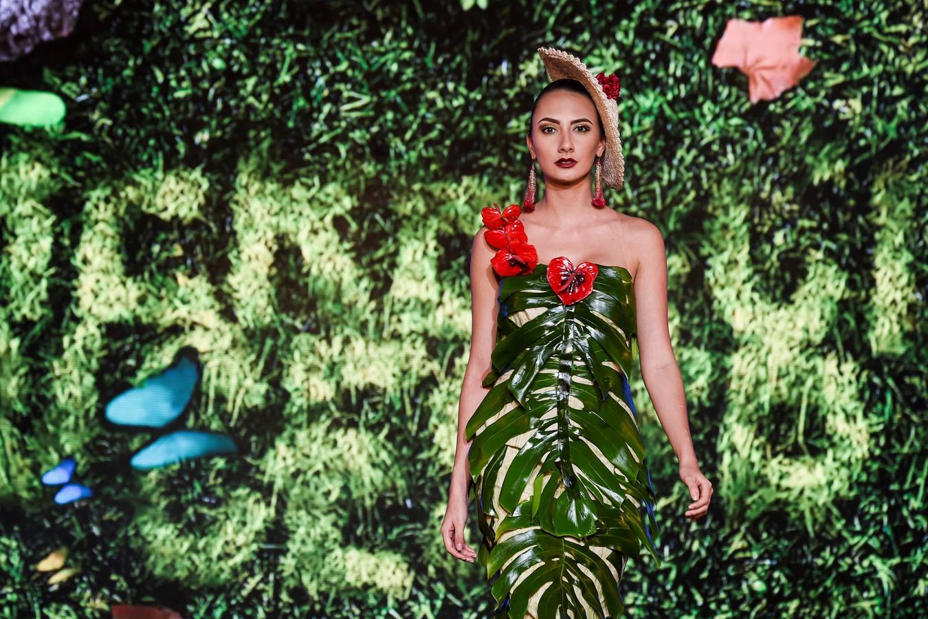 Varias modelos desfilan con diseños hechos con elementos de la naturaleza vegetal durante el Biofashion 2018, en Cali (Colombia). El Biofashion busca resaltar desde lo ecológico toda la belleza de la naturaleza, trasladando a la pasarela, follajes, hojas y elementos naturales que renacen en espectaculares diseños de moda. 