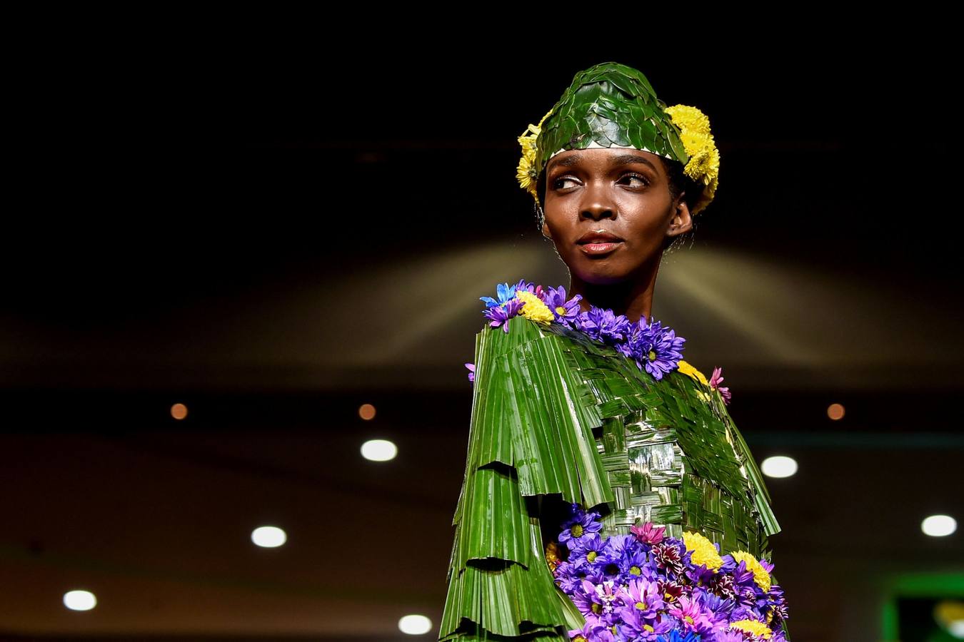 Varias modelos desfilan con diseños hechos con elementos de la naturaleza vegetal durante el Biofashion 2018, en Cali (Colombia). El Biofashion busca resaltar desde lo ecológico toda la belleza de la naturaleza, trasladando a la pasarela, follajes, hojas y elementos naturales que renacen en espectaculares diseños de moda. 