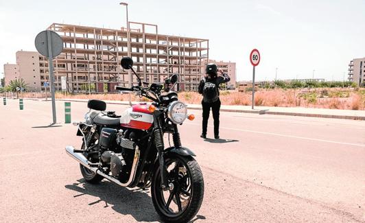Ana Tudela hace una foto en Torreblanca (Castellón). 