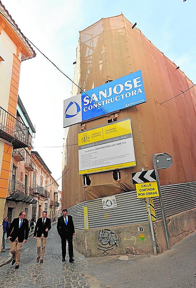 Pedro José Pérez, Fulgencio Gil y Javier Ruano, la pasada semana, ante el solar donde se construirán los nuevos juzgados. 