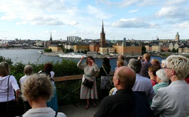 Varios turistas observan Estocolmo, capital de Suecia. 