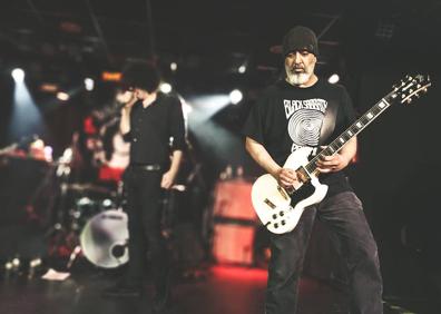 Imagen secundaria 1 - Diferentes momentos del concierto, con Kim Thayil y Wayne Kramer dando lecciones con sus guitarras.